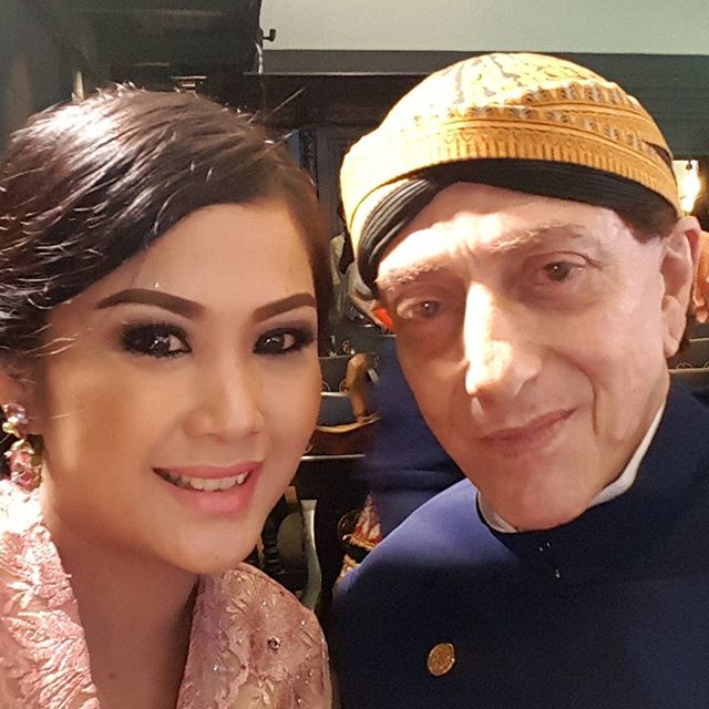 7 Potret harmonis Ahmad Albar & Dewi Astuti, pasangan terpaut 37 tahun