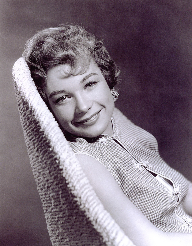 Shirley_MacLaine_b85