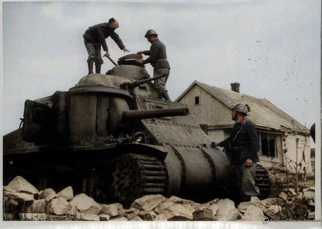 Char M3 lee   Pret-Bail (2012) Des-soldats-italiens-inspectent-un-char-sovi-tique-M3-Lee-d-truit-1942