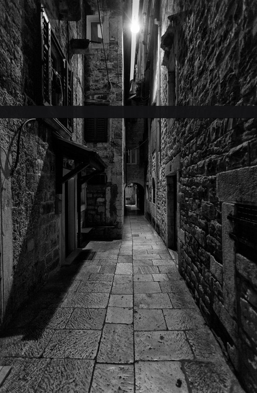 blacknwhite-alley-croatia.jpg