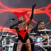 Grace Jones cuenta su relación con Dolph Lundgren en su autobiografía Jamaican-singer-Grace-Jones-performs-during-the-Diamond-Jubilee-concert-in-front-of-Buckingham-Palac