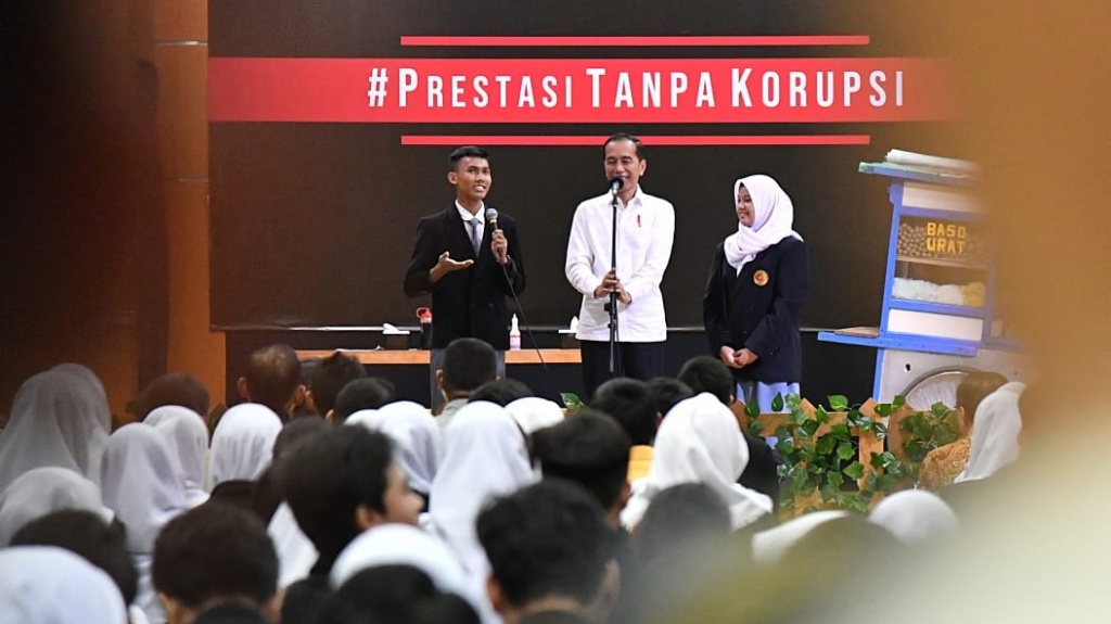Presiden Joko Widodo menyaksikan drama bertajuk #PrestasiTanpaKorupsi yang digelar di SMKN 57 Jakarta, Senin, 9 Desember 2019. Acara ini digelar dalam rangka memperingati Hari Antikorupsi Sedunia tahun 2019.