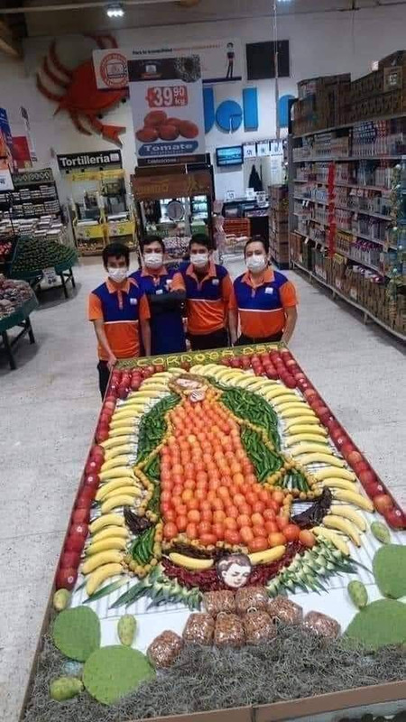 Supermercado recrea imagen de la Virgen de Guadalupe con frutas y verduras