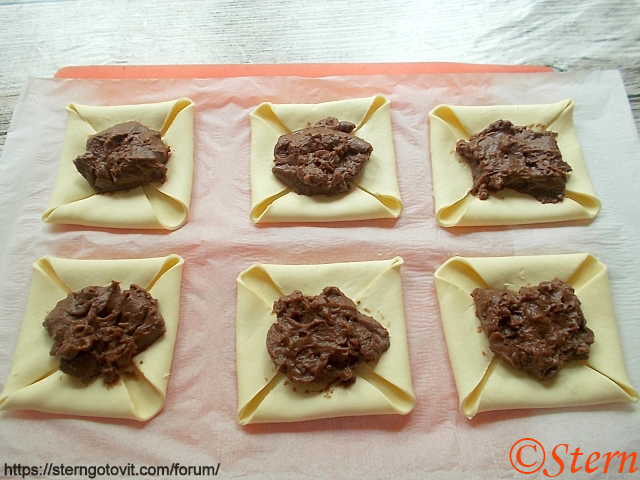 Слойки с клубникой и шоколадным кремом