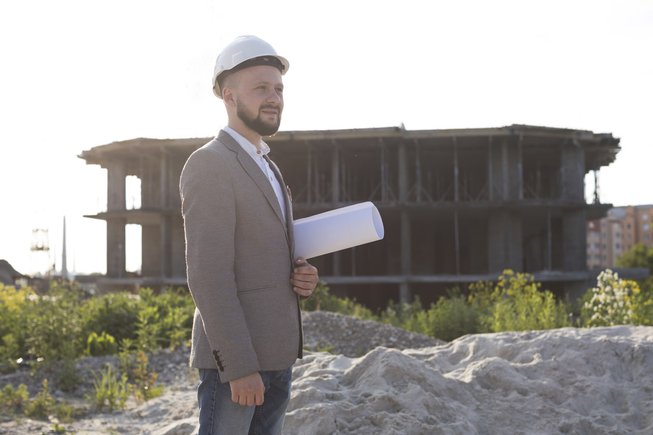 Gráfico visual tipo timeline: idea → plano → construcción → casa terminada.