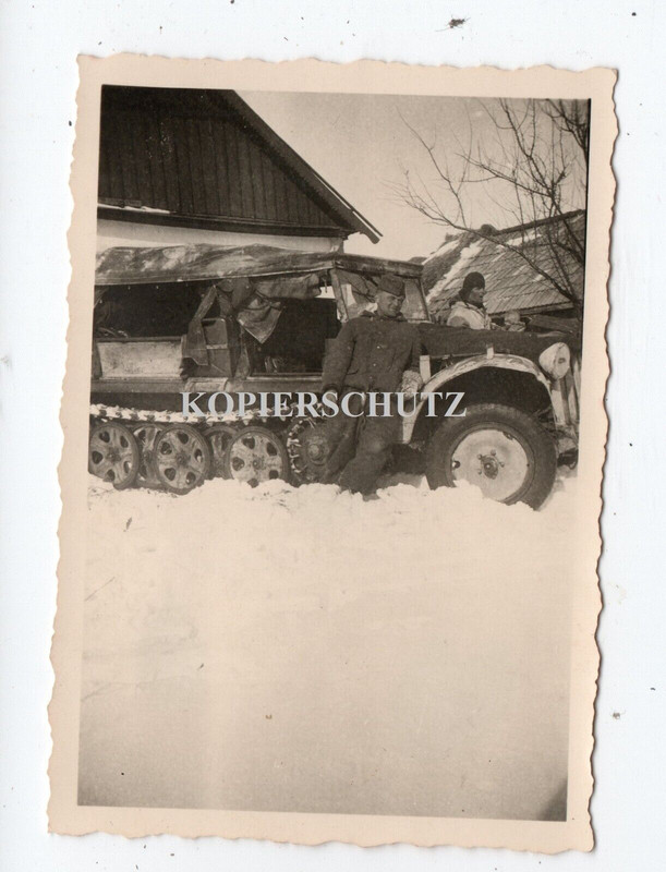 Russland Unterkunft Quartier Hütte SDkfz LKW Halbkette Soldat Winter Uniform