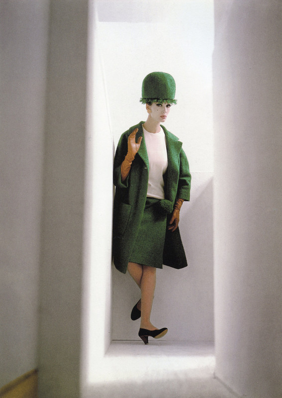 1961_fashion_simone_d_aillencourt_1961_harpers_b