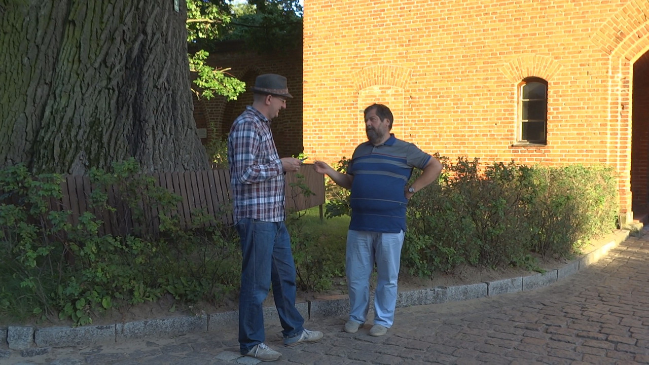 33.20 - Scenku na katedralnym dziedzińcu_001898