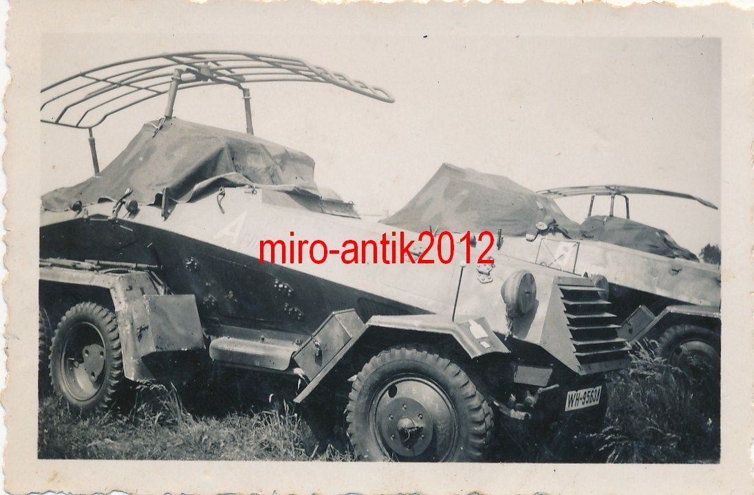 Foto, Wehrmacht, Blick auf Panzerspähwagen in de