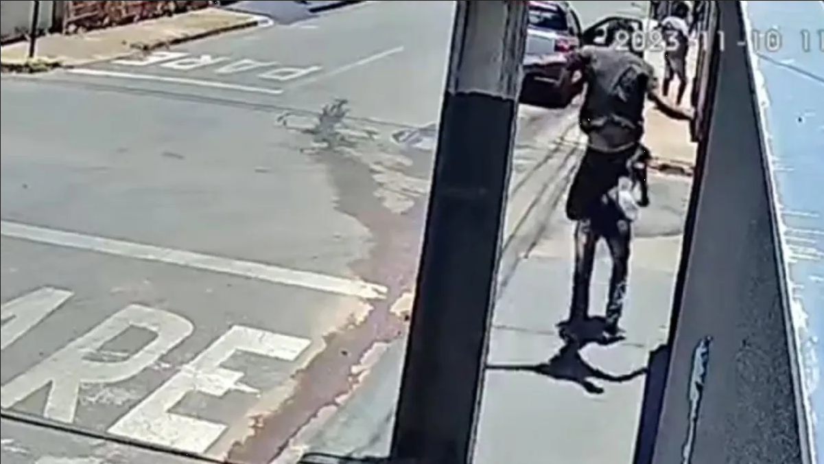 Joven patea a un abuelito, lo mata en plena calle y huye: Video