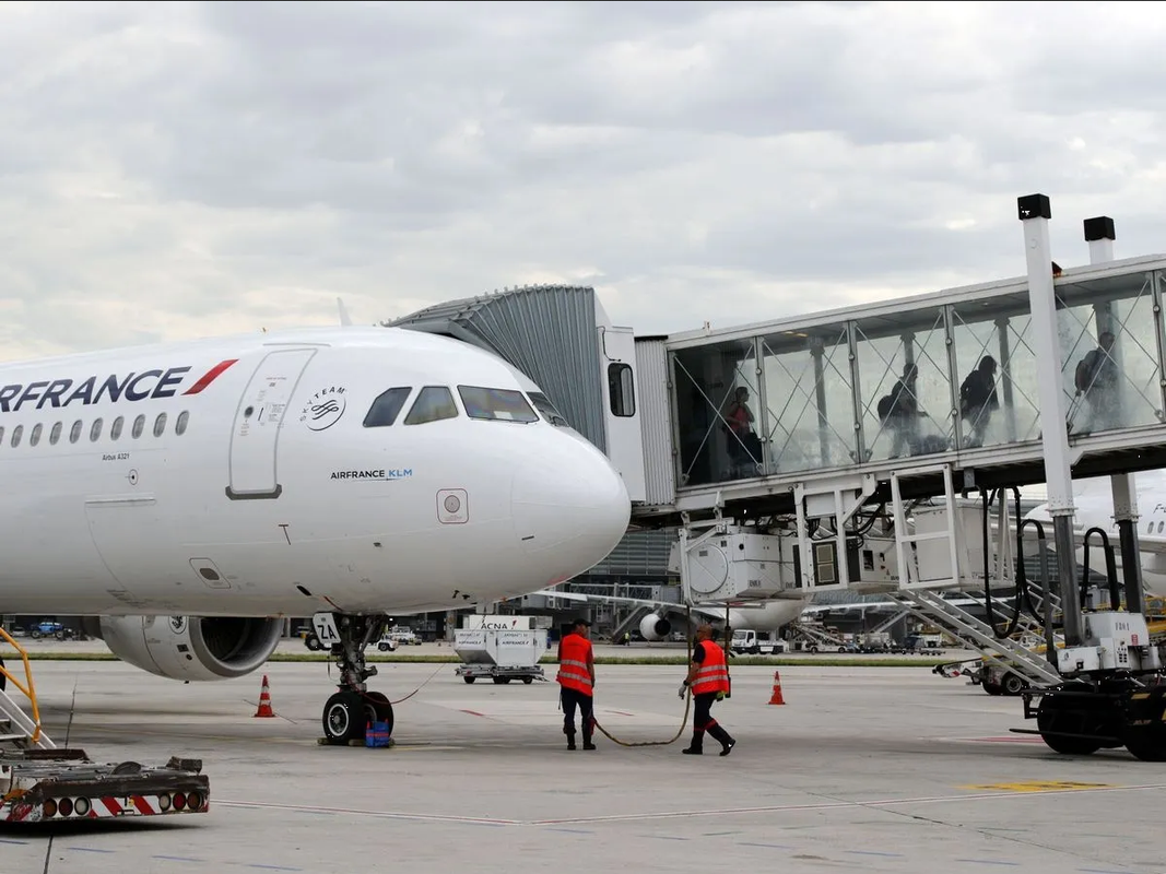 Hombre viaja de polizón en tren de aterrizaje de avión y llega vivo a París