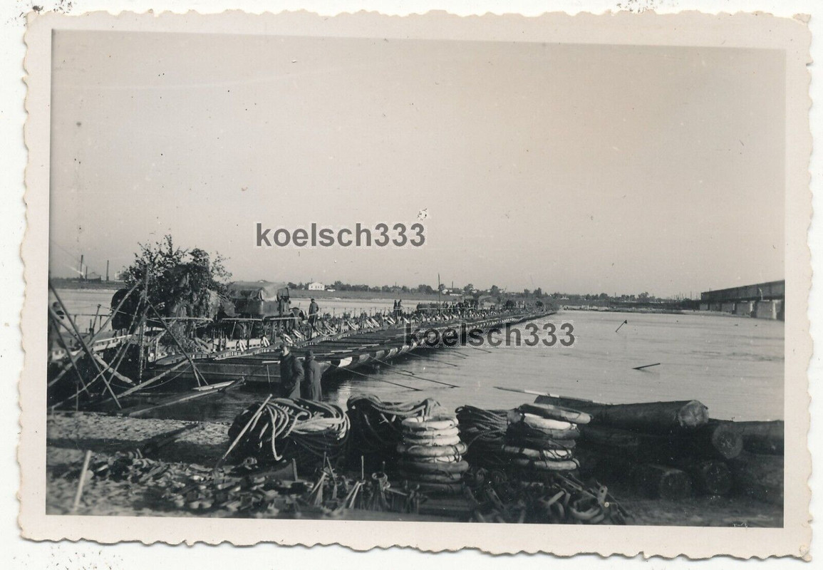 Foto Panzer Halbkette schleppt 21cm Mörser über Kriegsbrücke an der Ostfront ...