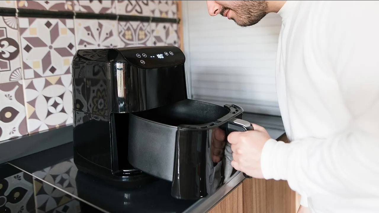 Aplica estos pasos para limpiar tu freidora de aire de manera correcta