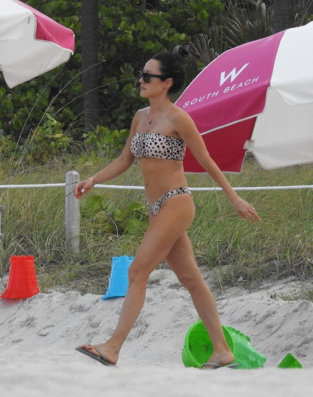 Jennifer-Barnet-upskirtSTARS.com (10)