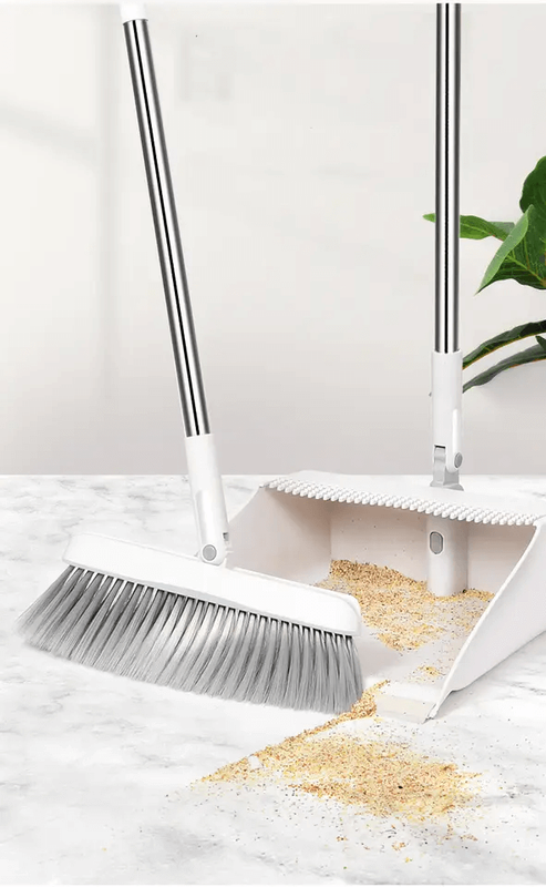 Juego de escoba y recogedor plegados juntos para un almacenamiento compacto.