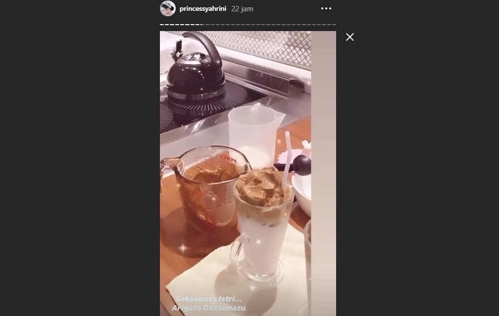 Syahrini membuat Dalgona Coffee (Instagram/princessyahrini)