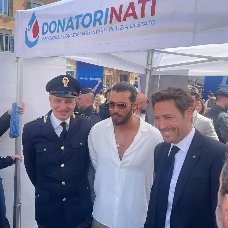 Can Yaman a Roma, folla in delirio a Piazza di Spagna Can Yaman a Roma, folla in delirio a Piazza di Spagna