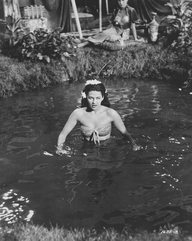 Yvonne_De_Carlo_b48