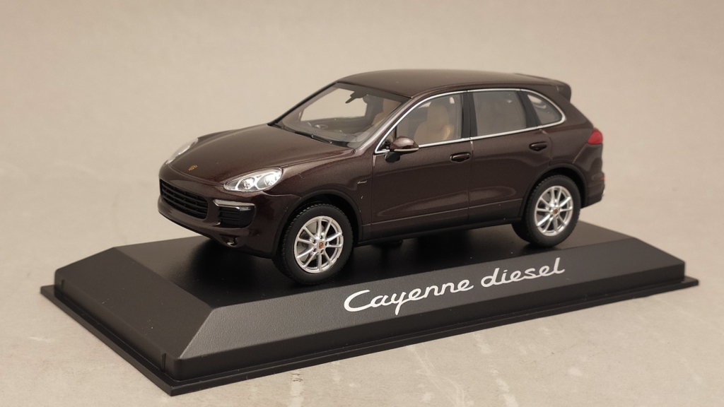Porsche Cayenne Diesel dark red Minichamps (1)