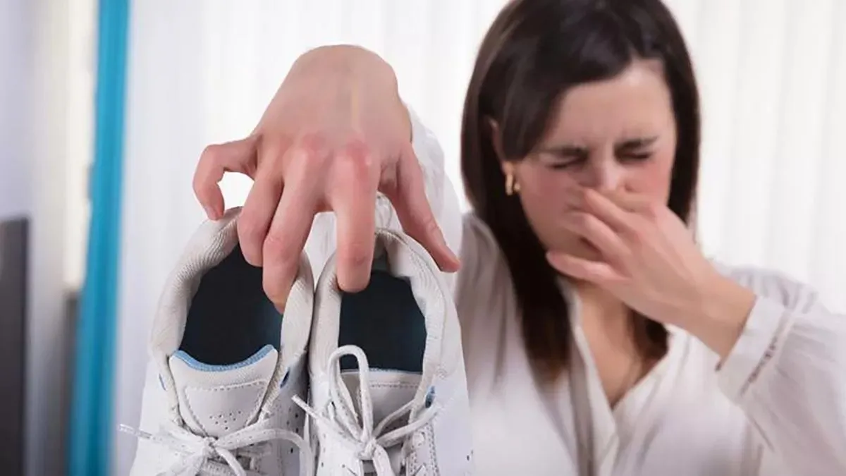 ¿Cómo quitar el mal olor de los zapatos? Aplica este truco casero