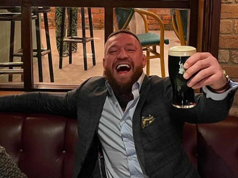 Сестрата на Макгрегър излиза с мъж, чийто баща Конър набил в кръчма