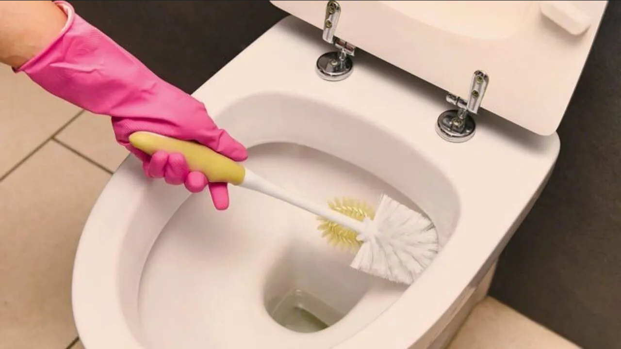 ¿Cómo limpiar la escobilla del baño? Este es el truco sin tocarlo