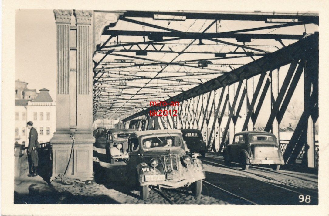 Wehrmacht, reger PKW Verkehr über eine Brücke