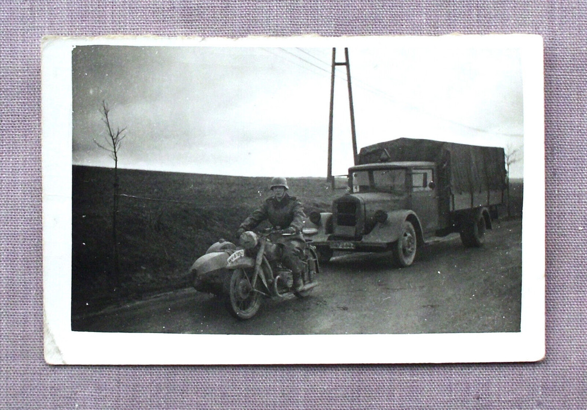 altes, originales Foto 2WK Motorrad BMW und LKW Mercedes