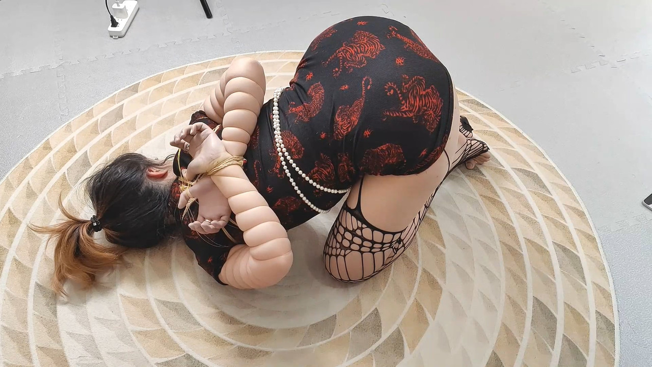 一绳所爱 大学生雯雯在家被劫持.mp4_20240515_185234.253