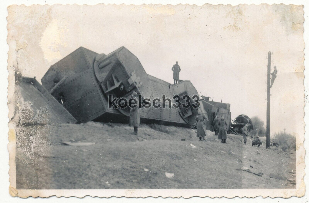 Foto Soldaten der Wehrmacht an einem Panzerzug Wrack an der Ostfront 1941 (1)