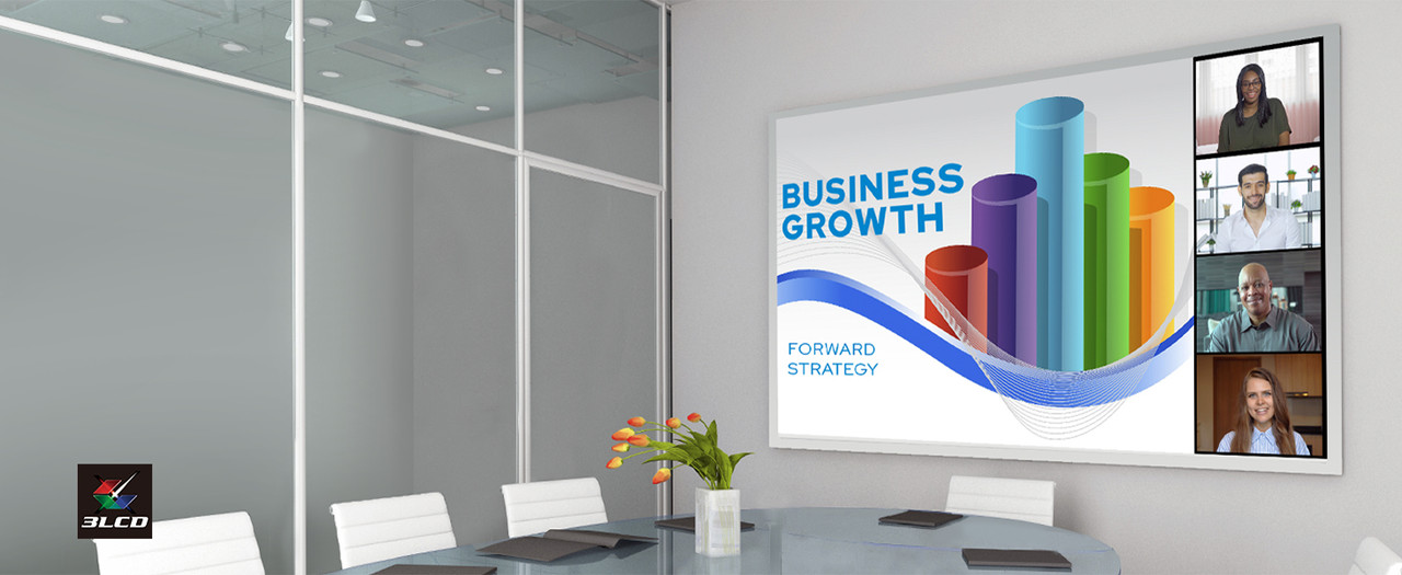 Proyector Epson mostrando una imagen brillante y de gran tamaño en una sala de estar iluminada.