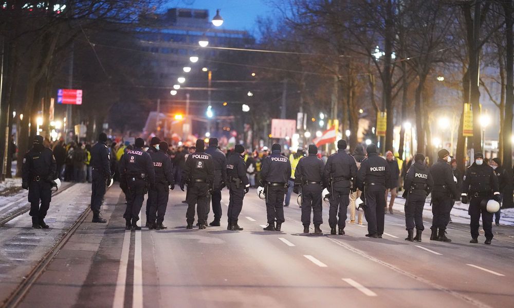 DEMONSTRATION-GEGEN-CORONA-MASSNAHMEN-1610823894892239-v0-l.jpg