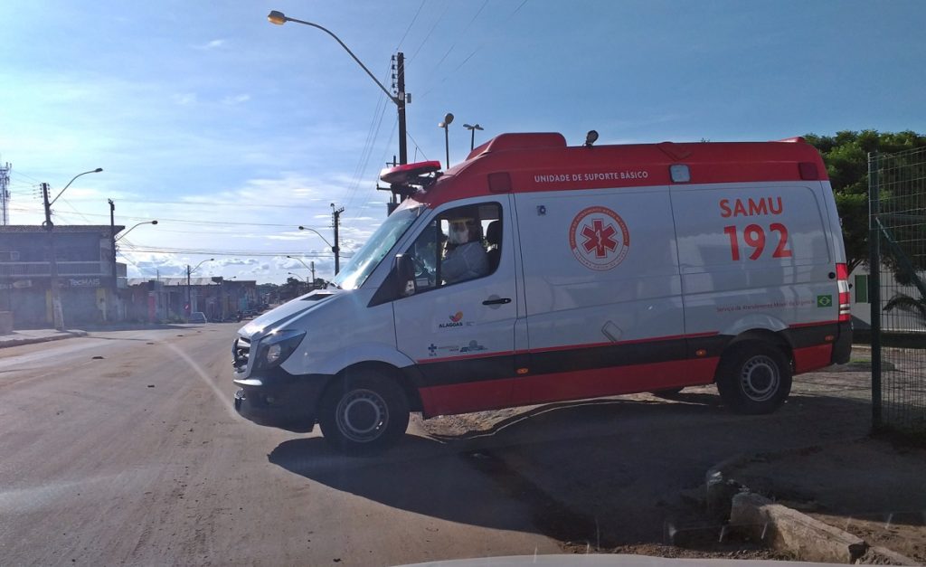 Mulher é socorrida em estado grave após queda de moto em São Miguel dos Campos