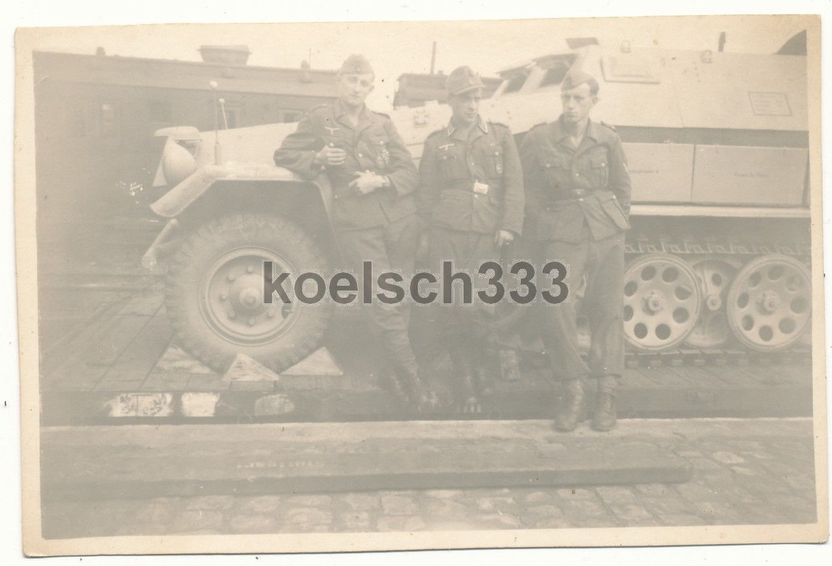 Panzer Grenadiere vor Schützenpanzerwagen auf Ei