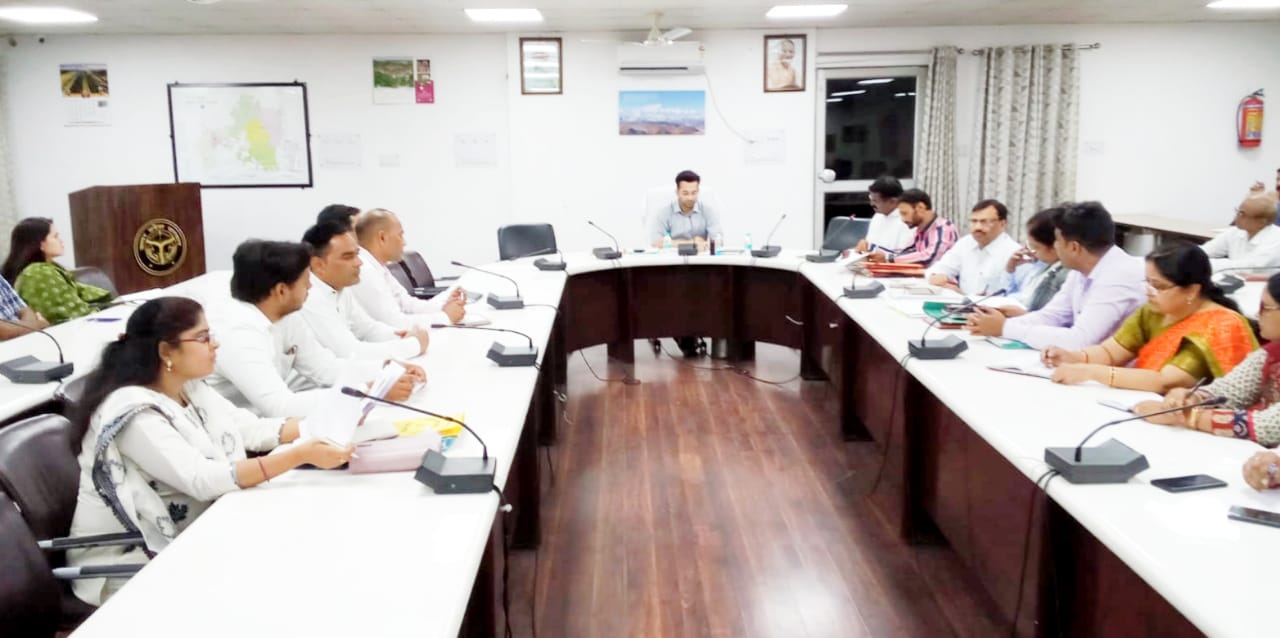 जिलाधिकारी ने उ0प्र0 कौशल विकास मिशन अन्तर्गत आंवटित लक्ष्य शीघ्र पूर्ण करने एवं अनुपस्थित प्रशिक्षण प्रदाताओं पर विधिक कार्यवाही के दिये निर्देश