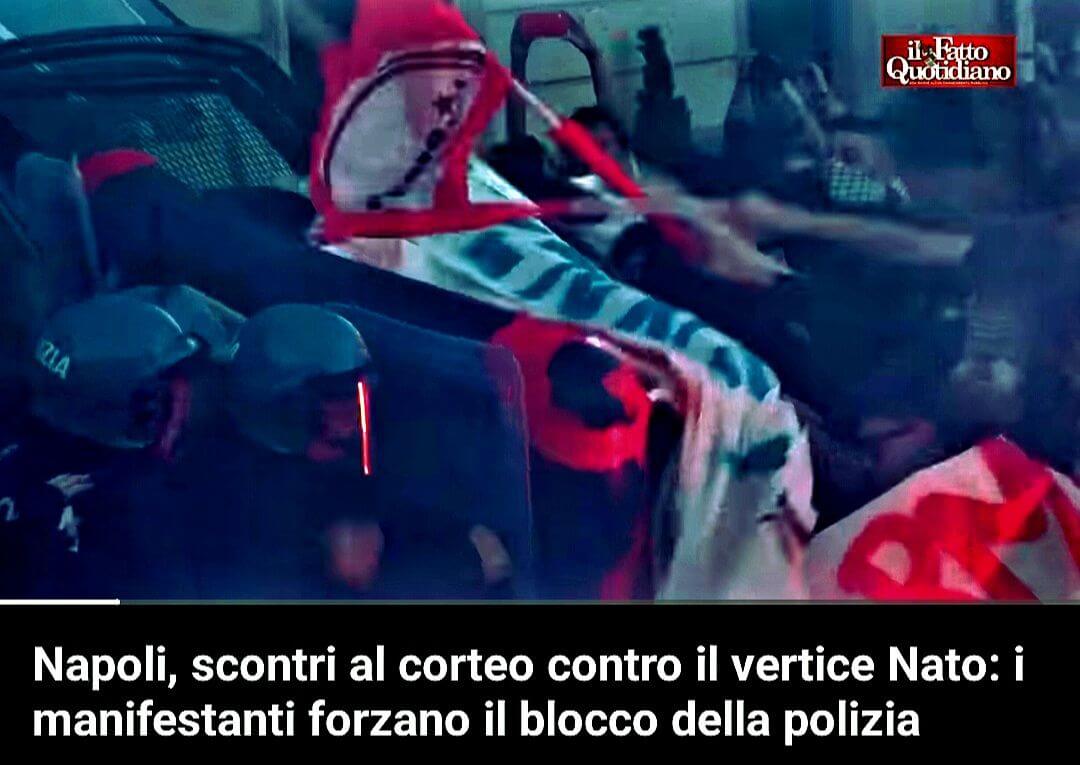Napoli, scontri al corteo contro il vertice Nato: i manifestanti forzano il blocco della polizia. Napoli, scontri al corteo contro il vertice Nato: i manifestanti forzano il blocco della polizia.