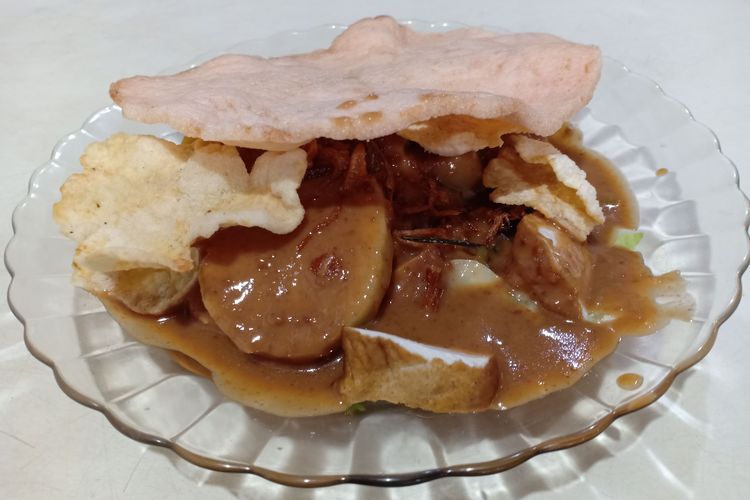 kerupuk udang besar dalam seporsi Gado-gado Bon Bin.