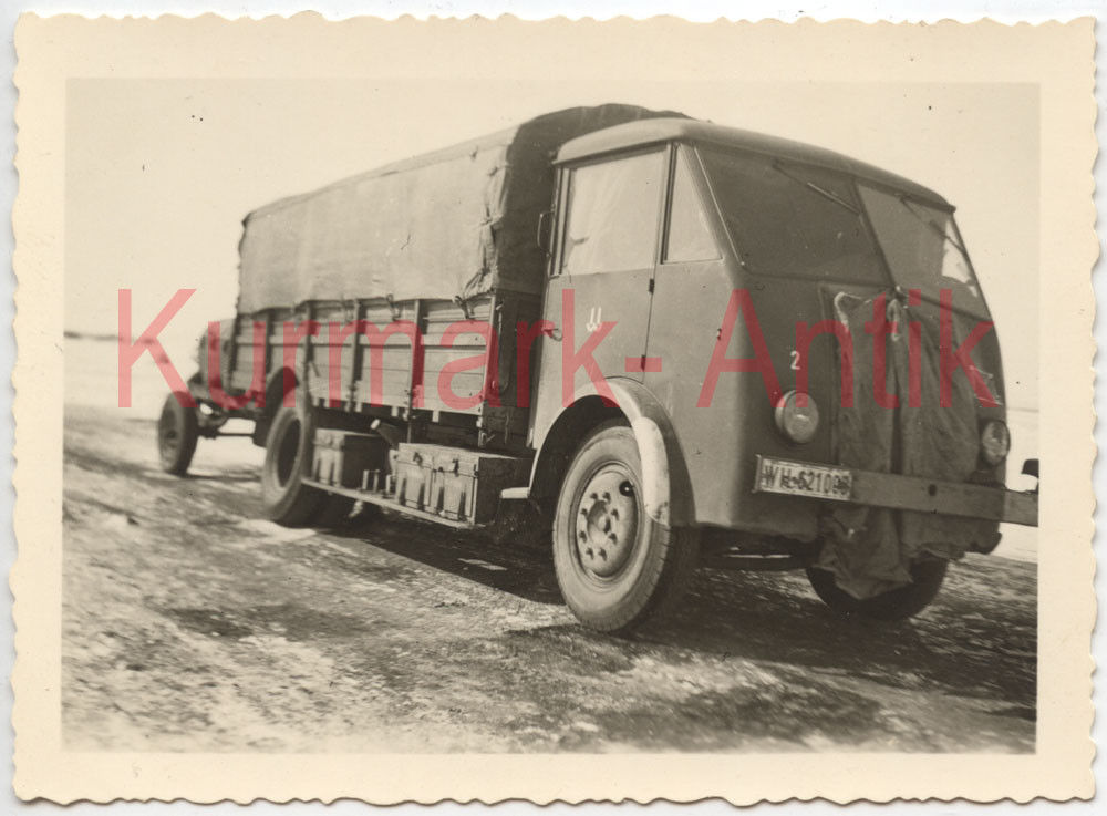 Foto Wehrmacht Russland Front Beute PKW Renault mit Anhänger