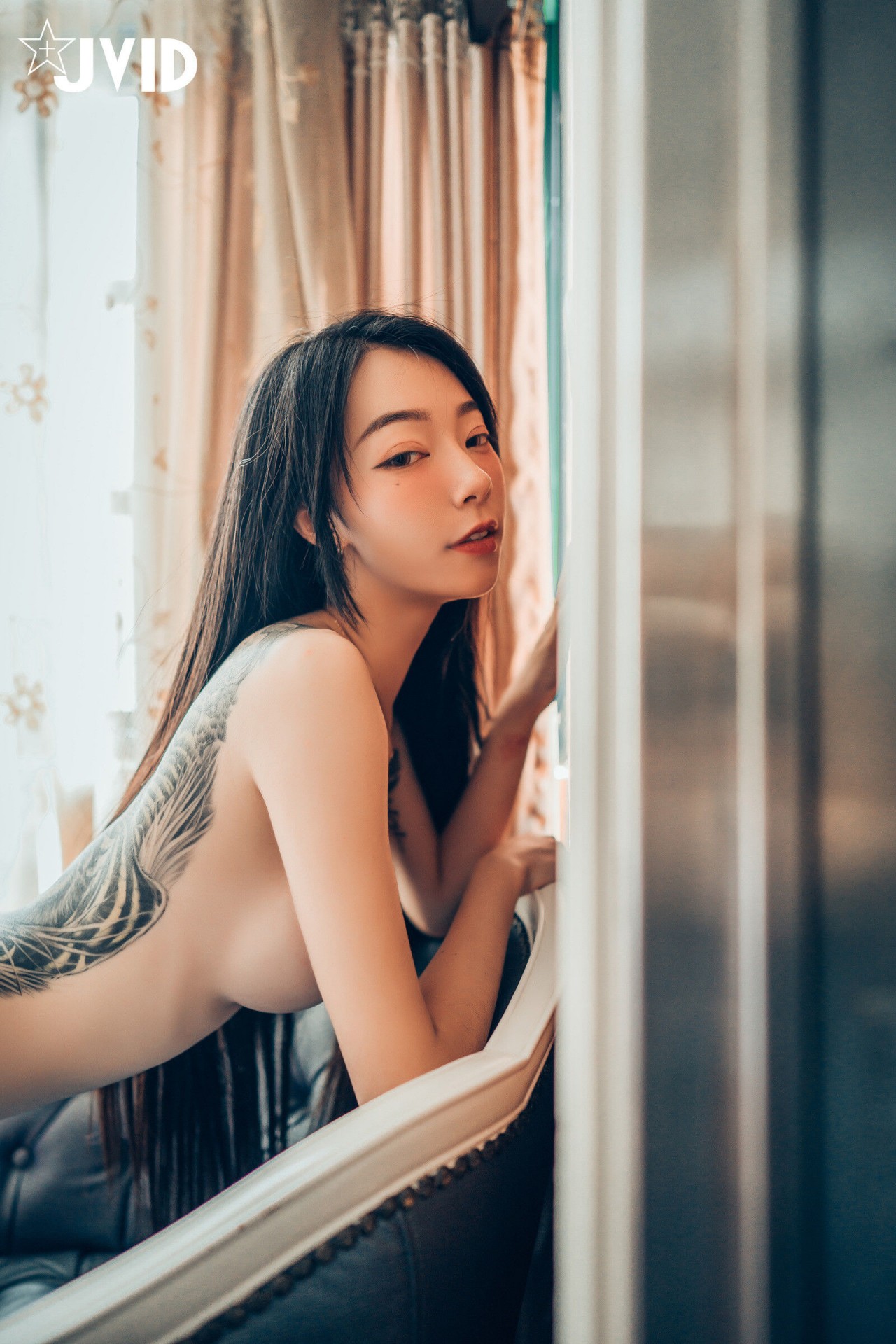 jvid 露出 色色旗袍写真，复古窗边的红衣纹身女孩插图5