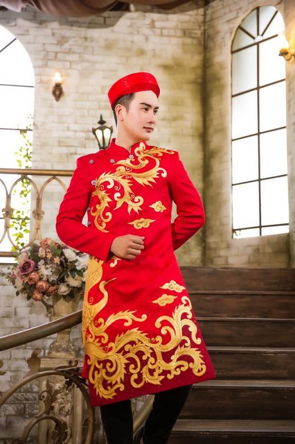 [Image: ao-dai-nam-tuyet-mua-mau-do-ve-tay-son-m...n-chim.jpg]