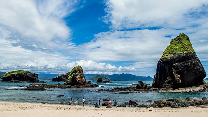 Kawasan batu karang di Tanjung Papuma Jember.(Kompas.com/Anggara Wikan Prasetya)