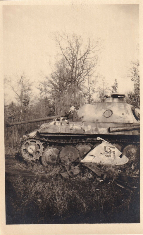Photo-GI-in-CAPTURED-KO-GERMAN-PANTHER-TANK-Germany-1945 (1)