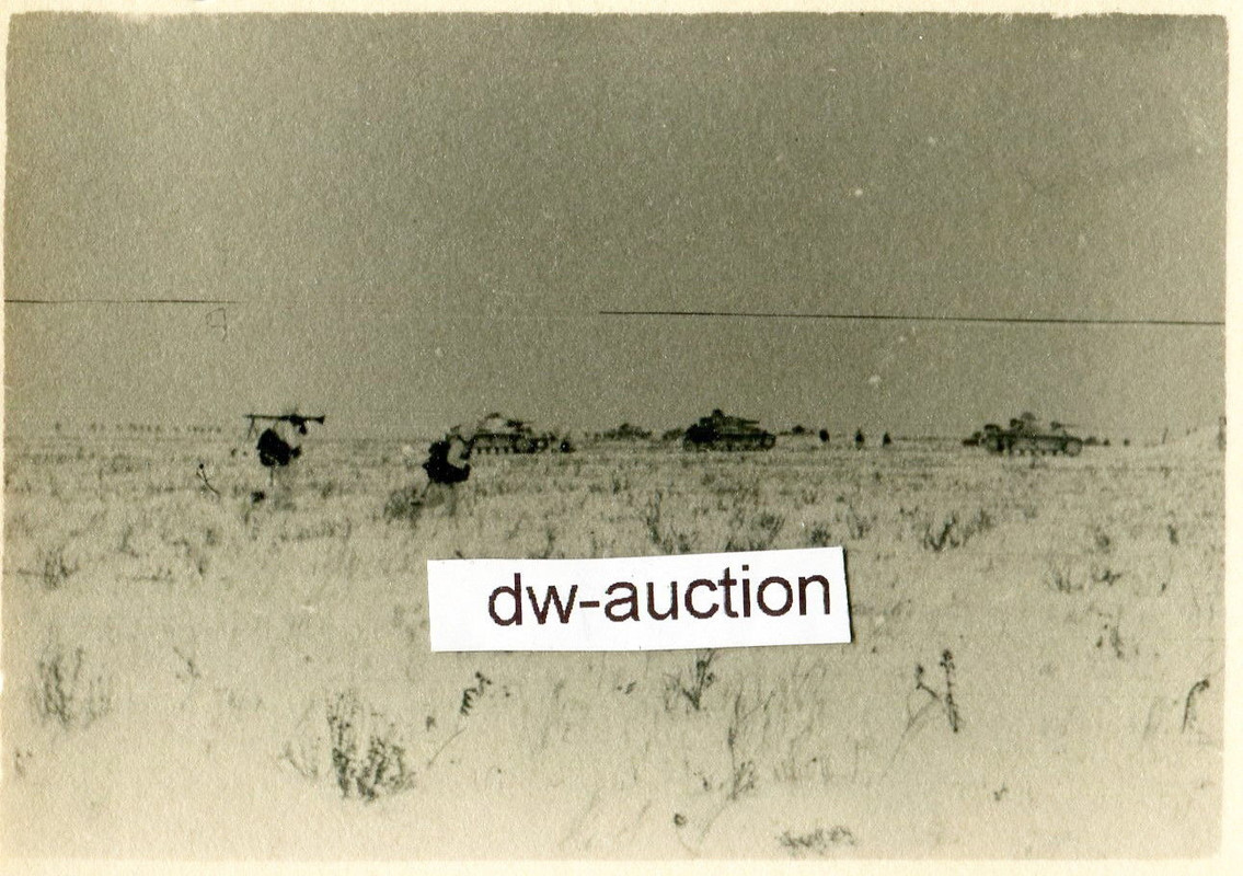 Fallschirmjäger in Wintertarn mit Panzer Unterst