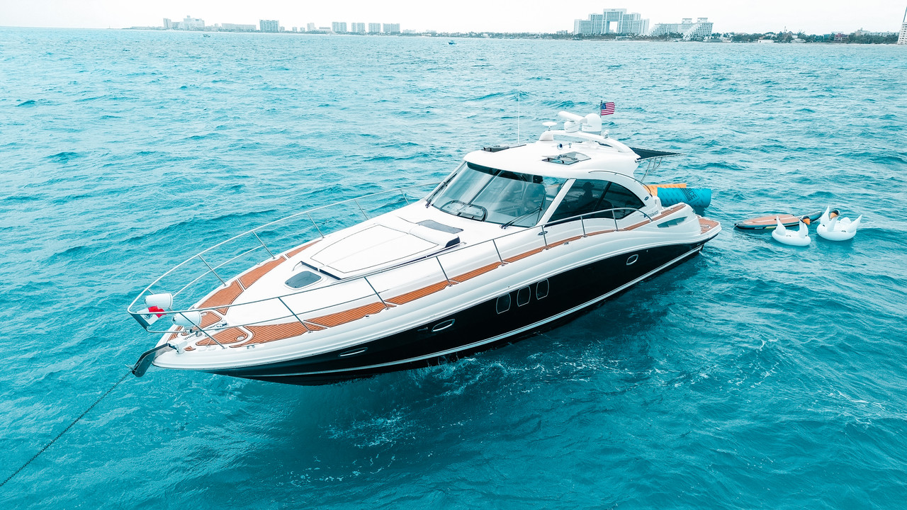 Sea Señor 52 ft boat rental Cancun - Deck area with snorkeling equipment and professional crew service