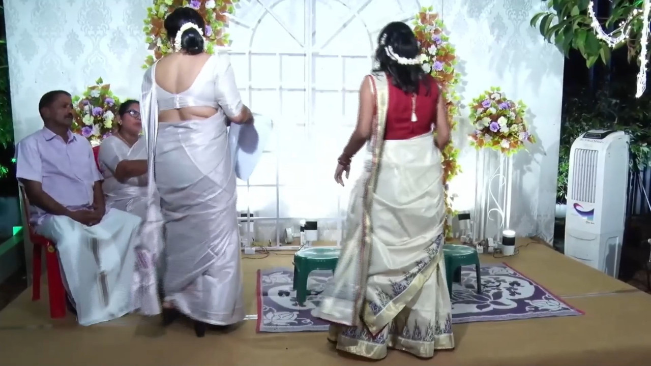 Hot fleshy Malayali aunty tummy foldand big ass in white saree.mp4_snapshot_00.04.533