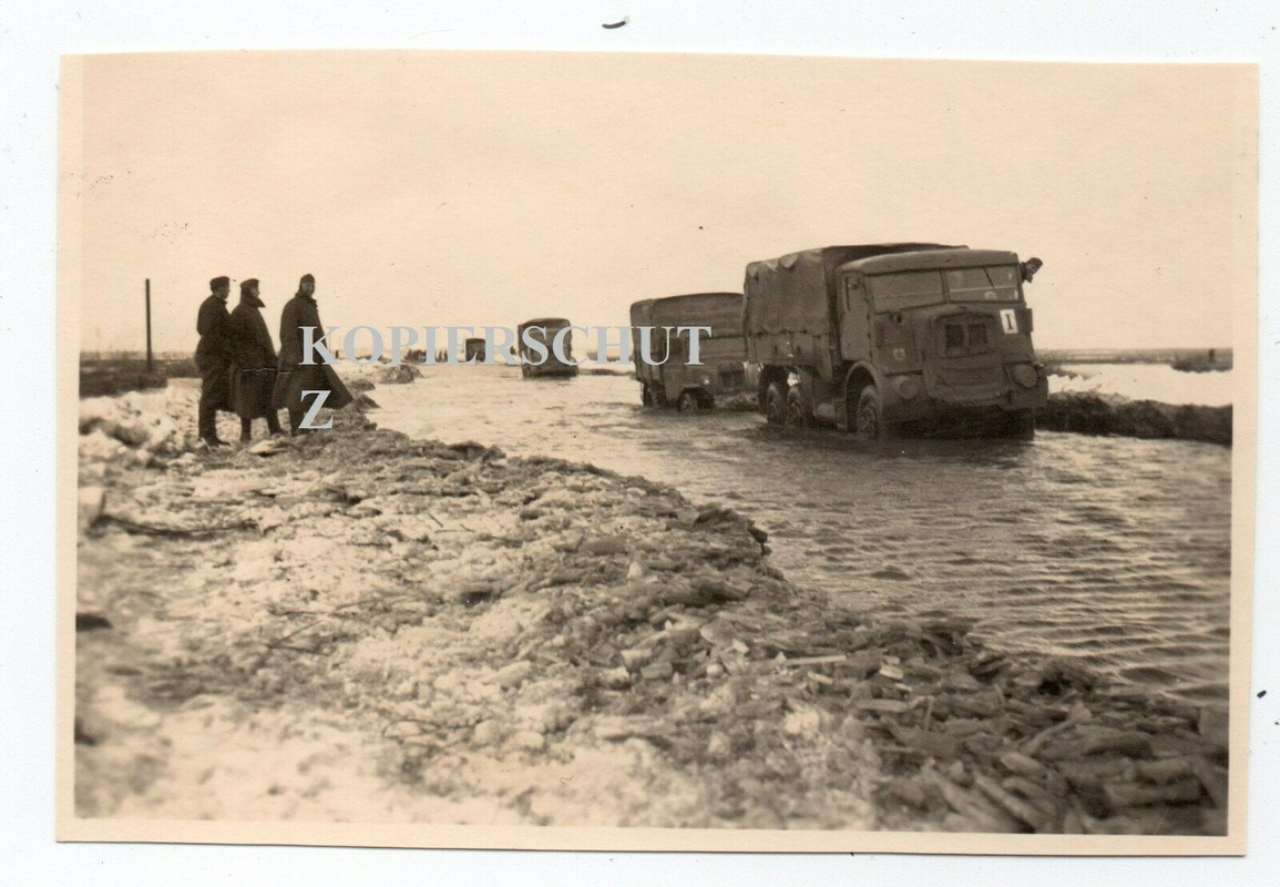 Russia Ukraine v.Dnepropetrowsk Beute Lkw Laster Schlamm Fluß Ab