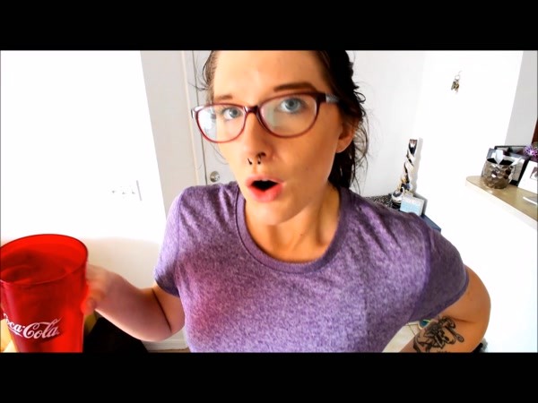 Missellie8 (aka Ellie Shae) - Piss on a plate and take a shower of piss (1080p)