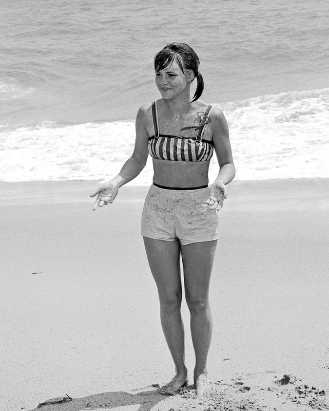 Sally_Field_b97