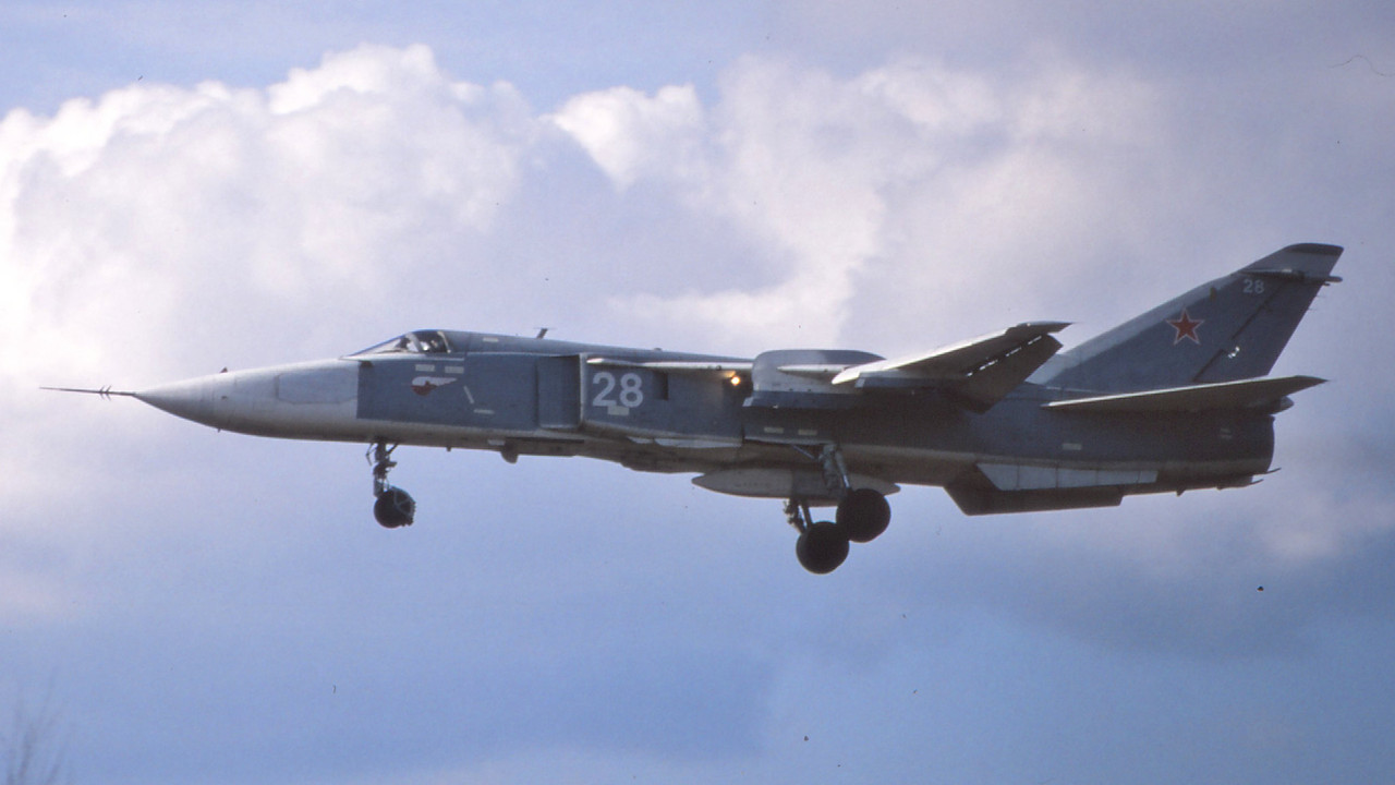 11 ORAP Su-24MR 28 White_0615314 (2)