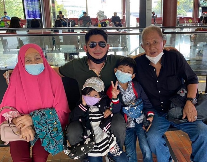 Fandi bersama sang buah hati dan kedua orang tuanya.